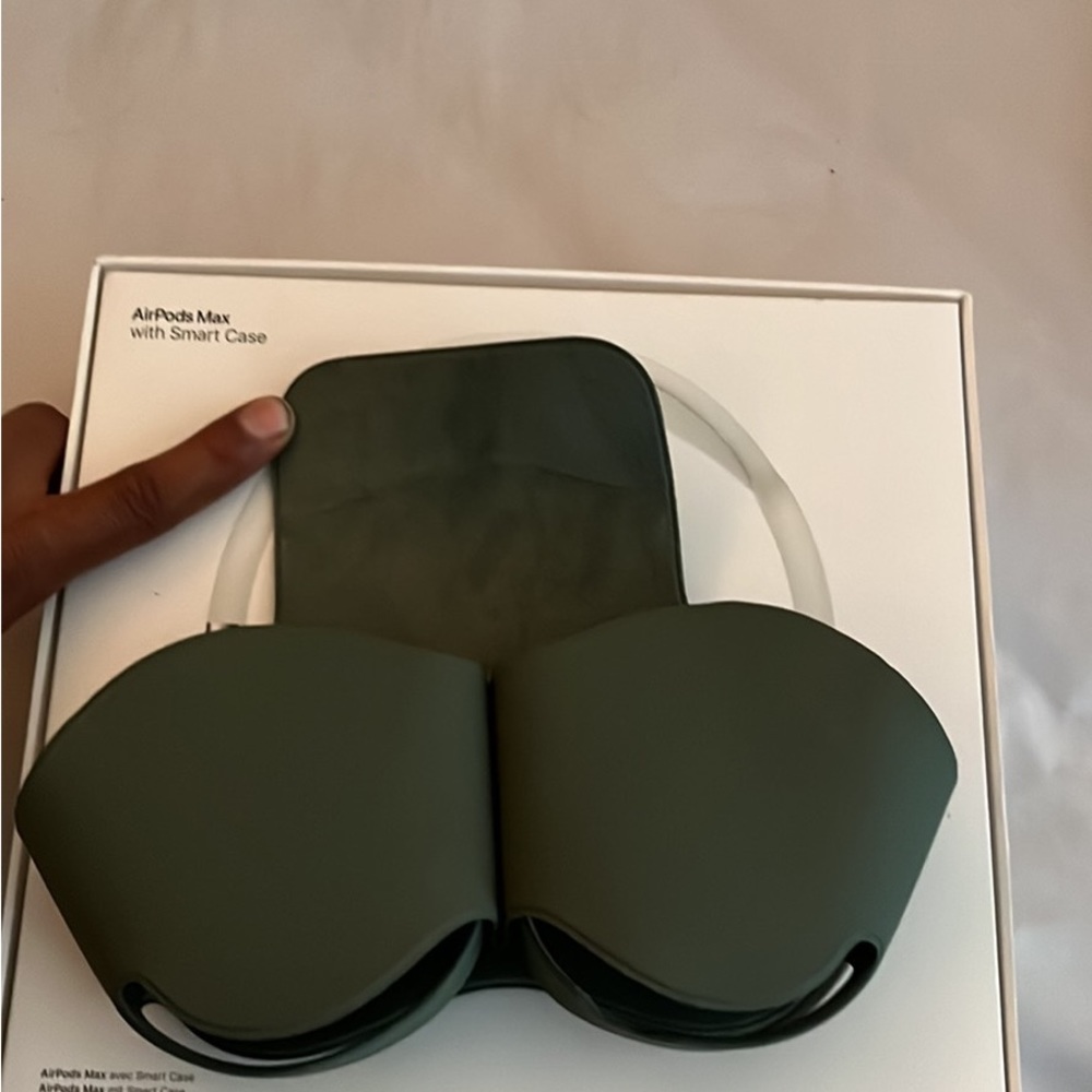 Used (Like New) Apple AirPod Max - Picture 9 of 10